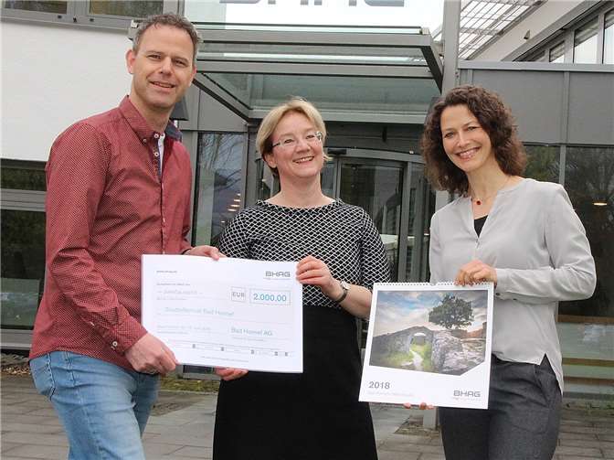 (von links) Steffen Klinzmann und Annette Hillebrand vom Stadtelternrat freuen sich über den Scheck, den Daniela Paffhausen von der BHAG überreicht. Bad Honnef AG