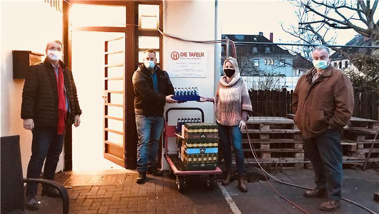 (von links): Sven Lefkowitz, Markus Oehlschläger von der Tafel, Lana Horstmann, Uwe Siebenmorgen.Foto: SPD