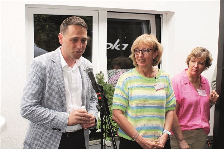 von links: Sven Schnieber, Bürgermeister der Stadt Meckenheim, Katja Kroeger, Vorsitzende von „Wir für Inklusion e.V.“Birgit Rieder, Caféleitung des Café sofa