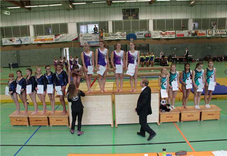 von links: TV Bad Ems, Platz 2 mit 188,85 Punkten, Coblenzer Turngesellschaft, Platz 1 mit 209,95 Punkten, TV Feldkirchen Platz 3 mit 187,50 Punkten. Monika Fuchs