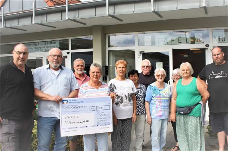 (von links) Thomas Probst, Ralf Fornefeld von den Heimatfreunden Alken, Hermann Feller, Christa Dötsch, Maria La Marco, Hildegard Draws, Karl Pitsch, Friedel Schmidt, Anneliese Feller und Margarete Brüggemann von der Caritas Tafel sowie Michael Wegrzynowski von den Heimatfreunden Alken.  Foto: Dietmar Barth