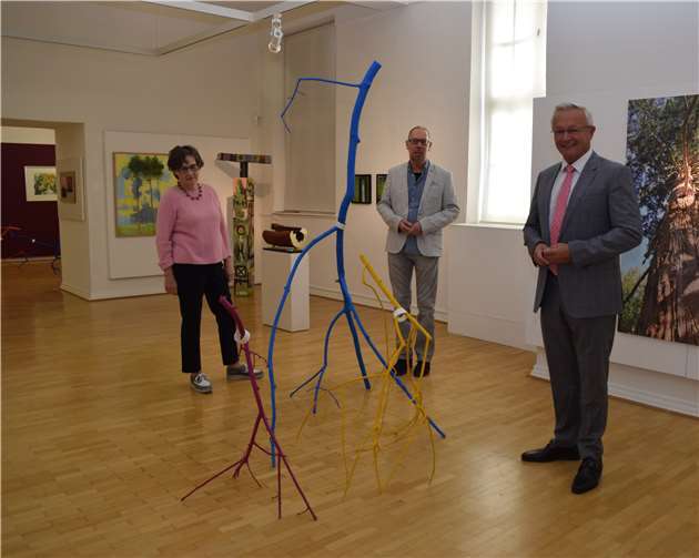 (von links) Vorstandsmitglied Sigrid Langert, Museumsdirektor Bernd Willscheid und Landrat Achim Hallerbach in der Ausstellung „Der Baum“. Foto: Kreisverwaltung