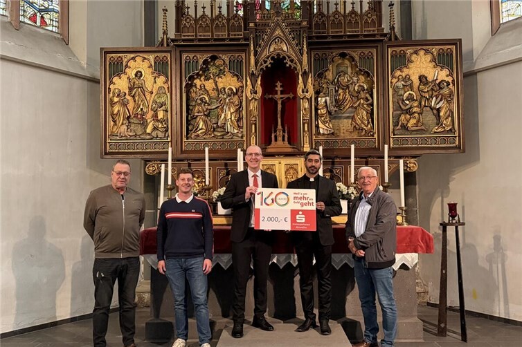 (von links) Wolfgang Schneider, Tobias Schneider, David Söller, Leiter des BC Niederzissen, Pater Jinho und Reiner Hilger, 1. Vorsitzender des Verwaltungsrats der Kirchengemeinde