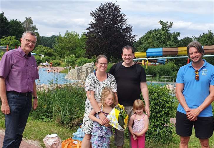 von links nach rechts: Beigeordneter Bernd Schemmer, das Ehepaar Isabel Schönig und Michael Reitz mit ihren zwei Kindern und der Meister für Bäderbetriebe Sebastian Buß. Foto: Verbandsgemeinde Vallendar