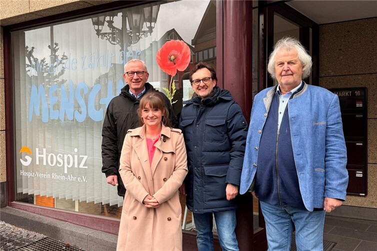 von links nach rechts: Bürgermeister Guido Orthen, stellvertretende Vorsitzende Nadine Kreuser, Michael Korden, Vorsitzender des CDU-Gemeindeverbands Adenau und Kay Andresen, Vorsitzender der Hospiz-Stiftung Rhein-Ahr-Eifel