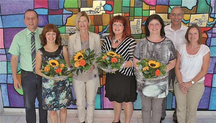 (von links nach rechts): Bürgermeister Johannes Bell, Doris Esten, Renate Oelsberg, Alexandra Bianco, Alexandra Epifanio, Büroleiter Armin Seiwert und Petra Kardinal vom Personalrat.Privat