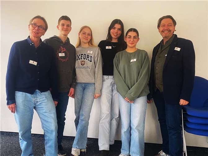 von links nach rechts: Dr. Christiane Tholen-Rudolph, Ärztliche Direktorin, PJG Schüler: Lucas-Finn Kaufhold, Tessa Dubowy, Maya Jacobs, Lotte Weidenbach und Wolfgang Fobes, Pflegedirektor.  Foto: N. Pavel