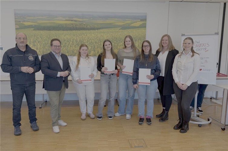 von links nach rechts: Frank Minwegen (DRK), Pascal Badziong, Lina van der Heiden, Lina Behrendt, Hannah Hilt, Lena Doll, Lehrkraft Sabrina Groß, Laura Deböser (DRK)