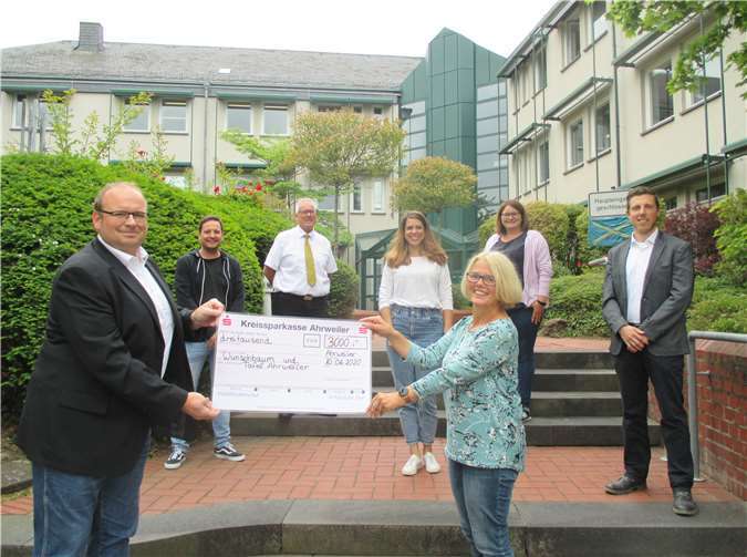von links nach rechts: Frank Ritzdorf (1. Vorsitzender FSG); Lukas Retterath (2. Vorsitzender FSG); Eugen Schmitt (Vorsitzender Personalrat); Verena Kreuzberg (Geschäftsführerin FSG); Ursula Schmitten (CV Ahrweiler); Christiane Böttcher (CV Ahrweiler); Marc Schröder (Kassenwart FSG) Foto: Finanzsportgemeinschaft Ahrweiler