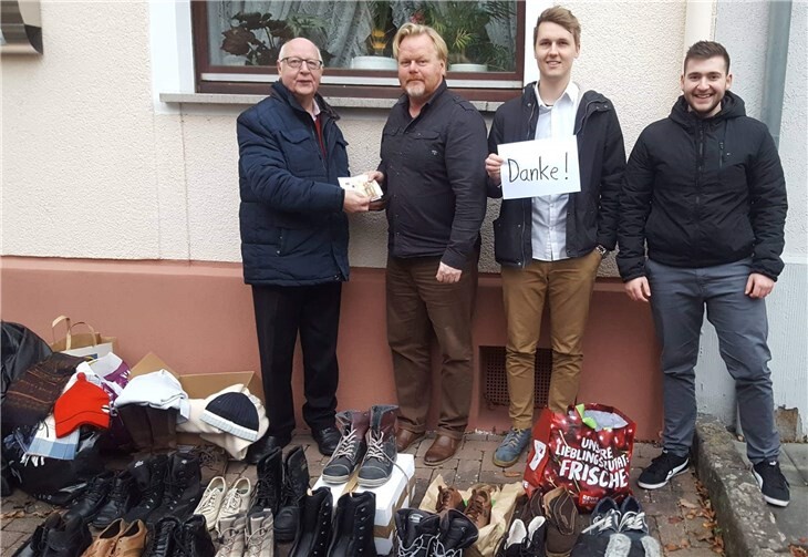 von links nach rechts: Franz Lehmler (CDU-Fraktionsvorsitzender), Heiner Kuhlmann (Wohnungslosenhilfe des Caritasverbandes Koblenz), Marc Kuhlmann (CDU Internetbeauftragter), Paul Schoor (Vorsitzender, CDU-Gemeindeverband Bad Ems – Nassau) mit einem Teil der gespendeten Winterschuhe.Foto: CDU-Bad Ems-Nassau