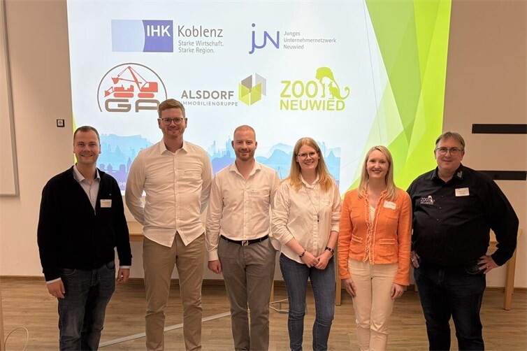von links nach rechts: Frederik Fein (IHK-Regionalberater Neuwied), Familie Alsdorf, Kristina Kutting (IHK-Regionalgeschäftsführerin Neuwied), Zoodirektor Mirko Thiel