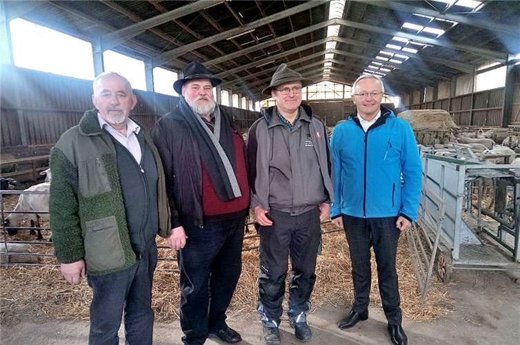 von links nach rechts: Georg Groß (Kreisvorsitzender Bauern- u. Winzerverband Altenkirchen), Ulrich Schreiber (Kreisvorsitzender Bauern- u. Winzerverband Neuwied; Werner Neumann (Vorsitzender Landesverband der Schafhalter/Ziegenhalter und Züchter e.V.) und Achim Hallerbach (Landrat Kreis Neuwied). Foto: Kreisverwaltung