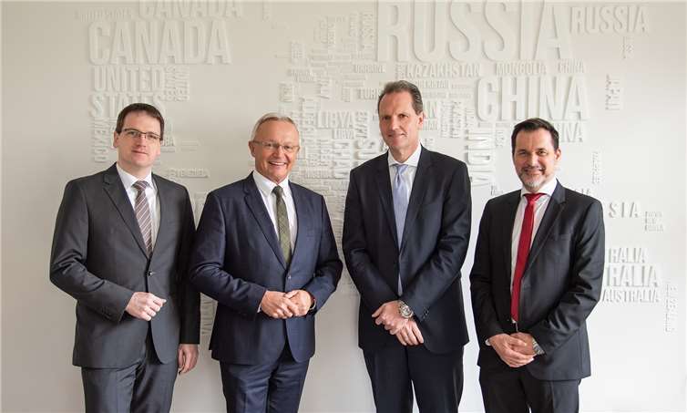 von links nach rechts: Harald Schmillen (Geschäftsführer der Wirtschaftsförderung im Landkreis Neuwied), Achim Hallerbach (Landrat des Landkreises Neuwied), Wolfgang Süßle (CEO und Vorsitzender der Geschäftsführung der L&R Unternehmensgruppe) und Gerd Pahlisch (Divisionsleiter bei L&R in Neuwied) vor dem L&R College in Rengsdorf.Foto: Lohmann & Rauscher