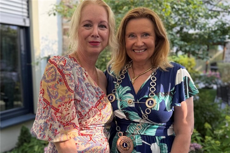 von links nach rechts: Heike Hollunder übergibt ihr Amt der Lions Präsidentin an Stefanie Nießen
