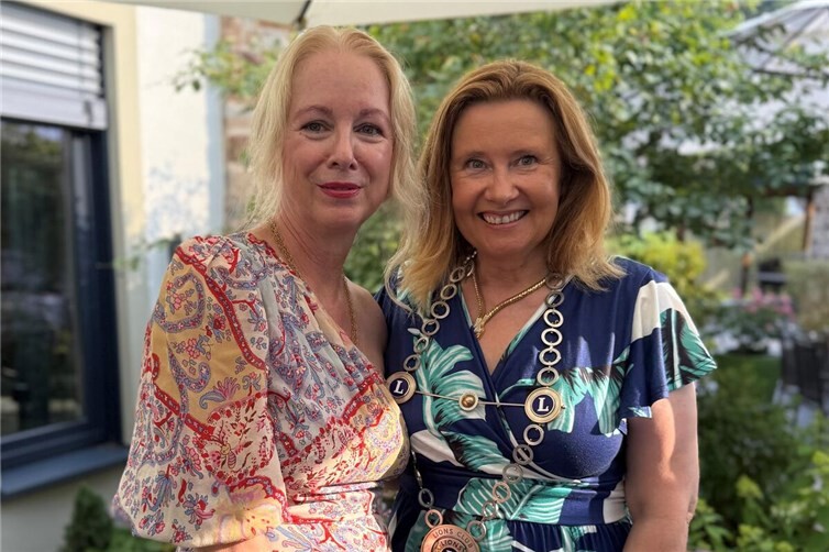 von links nach rechts: Heike Hollunder übergibt ihr Amt der Lions Präsidentin an Stefanie Nießen
