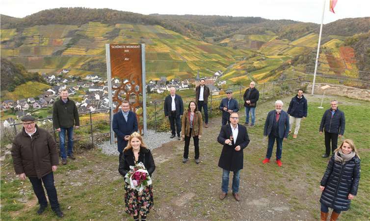 von links nach rechts: Herr Zedler, Fürstlich von Arenbergische Verwaltung; Herr Jan Hindrik Kwade, Fürstlich von Arenbergische Verwaltung; Herr Kreisbeigeordneter Horst Gies, MdL, Ortsweinkönigin Emily Bäcker; Beigeordneter Hans-Jürgen Juchem, Stadt Bad Neuenahr-Ahrweiler; Frau Bürgermeisterin Cornelia Weigand, Verbandsgemeinde Altenahr; Herr Matthias Baltes, Winzergenossenschaft Mayschoß-Altenahr e.G. (Vorstand Ahrwein e.V.).; Herr Hubert Pauly, Weinbaupräsident Ahr; Herr Frank Schulz, Deutsches Weininstitut GmbH; Herr Walter Calenborn, Kreissparkasse Ahrweiler; Herr Bürgermeister Hubertus Kunz, Mayschoß; Herr Richard Recker, Volksbank RheinAhrEifel e.G; Herr Rudolf Mies, Verkehrs- und Verschönerungsverein Mayschoß e.V., Nicole Sebastian, Ahrwein e.V. Fotos: Ahrwein e.V. Kreissparkasse Ahrweiler