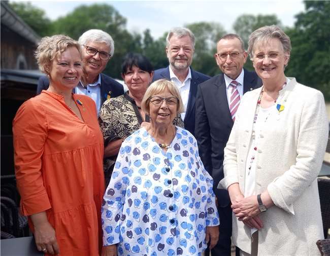 von links nach rechts: Katharina Bleutge (Past Präsidentin), Karlheinz Stöhr (Sekretär), Renate Diefenbach (Vize-Präsidentin), Gudrun Mieth-Leichsenring (Präsidentin), Michael Sperling (Mitgliedsbeauftragte), Heiner Wurm (Schatzmeister), Angelika Wurm (Activity-Beauftragte).  Fotos: Lions Club Meckenheim-Wachtberg
