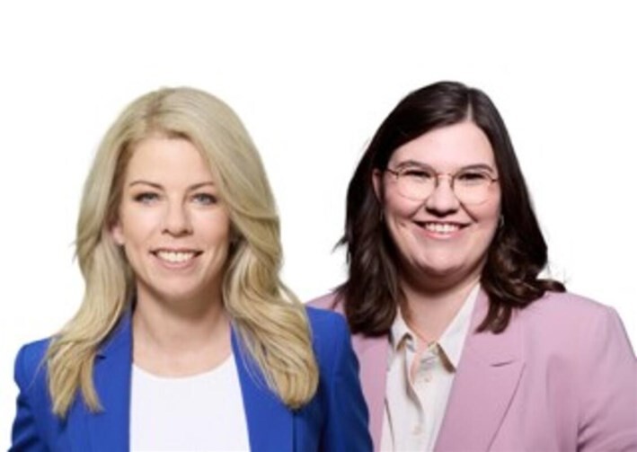 von links nach rechts: Lana Horstmann und Marie-Christin Ockenfels freuen sich über erfolgreiche Bewerbungen der Nelson-Mandela-Realschule Plus in Dierdorf, Maximilian-Kolbe-Förderschule in Rheinbrohl, Kinzing-Schule mit Förderschwerpunkt Lernen und Robert-Krups-Realschule Plus in Neuwied zu „Schulen der Zukunft.“  Foto: SPD RLP/Susie Knoll