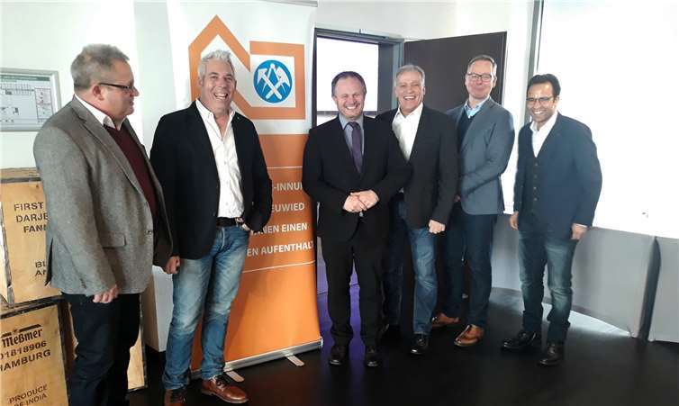 von links nach rechts: Landesinnungsmeister Johannes Lauer, Obermeister Ralf Winn, Oberbürgermeister Jan Einig, der Präsident der Handwerkskammer Koblenz, Kurt Krautscheid, Geschäftsführer des Bildungszentrums Rolf Fuhrmann, Geschäftsführer Andres Unger. Foto: Hans Hartenfels