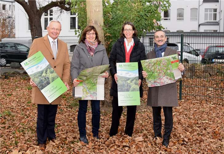 von links nach rechts: Landrat Achim Hallerbach (2. Vorsitzender Naturpark), Irmgard Schröer (Geschäftsführerin Naturpark); Isabelle Fürstin zu Wied (1. Vorsitzende Naturpark), Dr. Hermann Josef Richard (Sparkasse Neuwied).