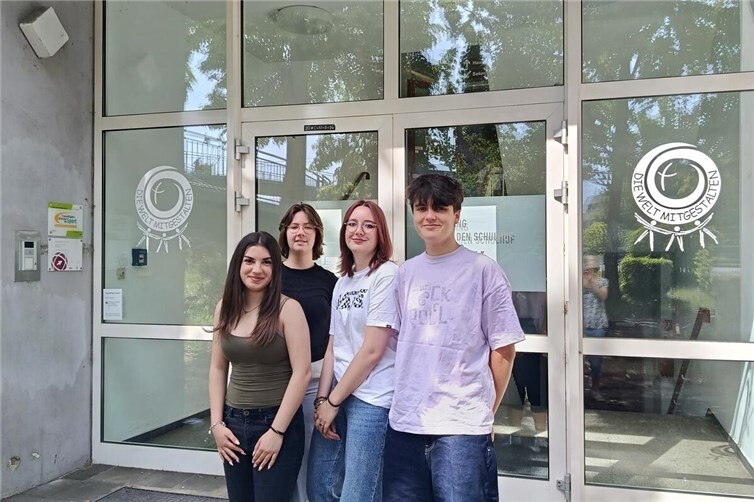 von links nach rechts: Lisa Schmücker, Chiara Moos, Femke Karsjens und Anton Stömmer vor der Franziskusschule in Koblenz