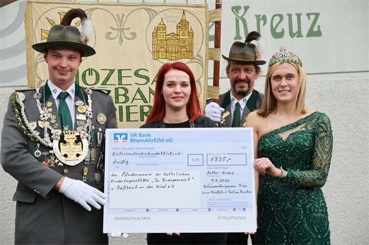 von links nach rechts: Luca Reufels, Julia Sombrutzki, Selina Becker hinten: Harald Reufels