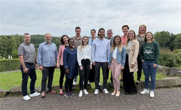 von links nach rechts: Nico Bischoff, Jürgen Hühner, Saskia Jerominek, Emilienne Markus, Florian Fark, Annika Erbach, Maja Büttner, Oliver Filby, Roger Giel, Theresa Fetz-Helfert, Nina Engel, Lea Siebelist, Bianca Weber, Lisa Effert.  Foto: Filiz Leibham