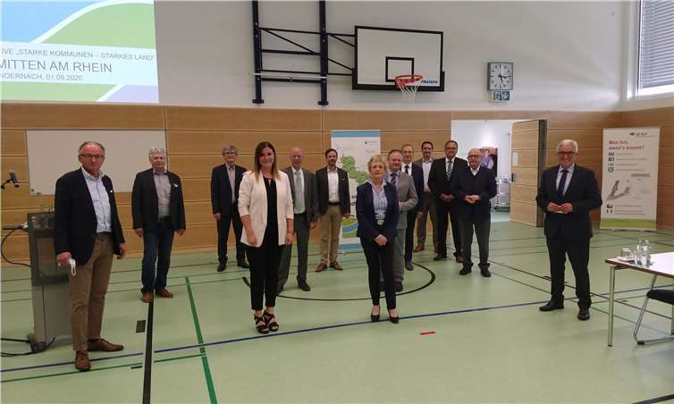 von links nach rechts: Oberbürgermeister Achim Hütten (Stadt Andernach), Beauftragter Reiner W. Schmitz (VG Bad Hönningen), Bürgermeister Hans-Günter Fischer (VG Linz am Rhein), Alessa Strubel (Geschäftsstelle VG Bad Breisig), 1. Beigeordneter Dr. Jörg Scheinpflug (VG Unkel), Bürgermeister Björn Ingendahl (Stadt Remagen), Ruth Marx (MdI RLP), Oberbürgermeister Jan Einig (Stadt Neuwied), Bürgermeister Andreas Geron (Stadt Sinzig), Bürgermeister Thomas Przybylla (VG Weißenthurm), Bürgermeister Bernd Weidenbach (VG Bad Breisig), Bürgermeister Michael Kessler (Stadt Bendorf), Minister Roger Lewentz (MdI RLP)Fotos: MdI RLP