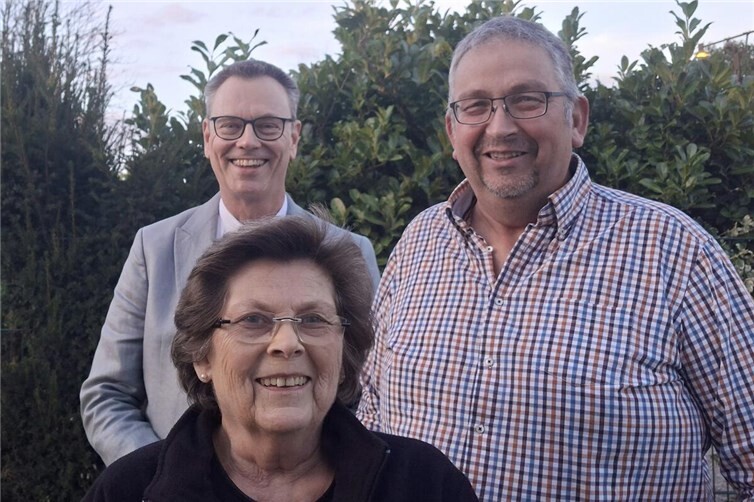 (von links nach rechts) Pastor Norbert Missong, Monika Leinz und Lothar Schmitz