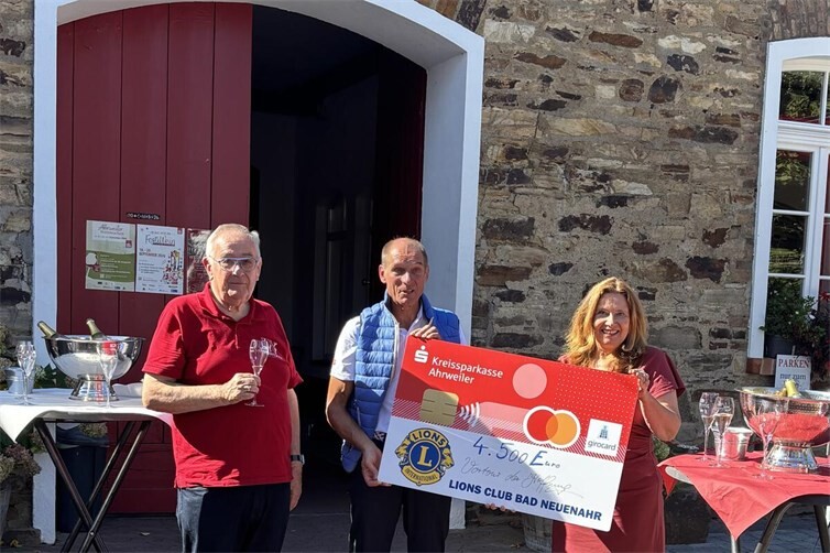 von links nach rechts: Paul Gieler - Weinexperte und Regierungsdirektor a.D., Joseph Nelles - regionaler Sprecher der Vortour -  und Stefanie Nießen - Präsidentin des Lions Club Bad Neuenahr