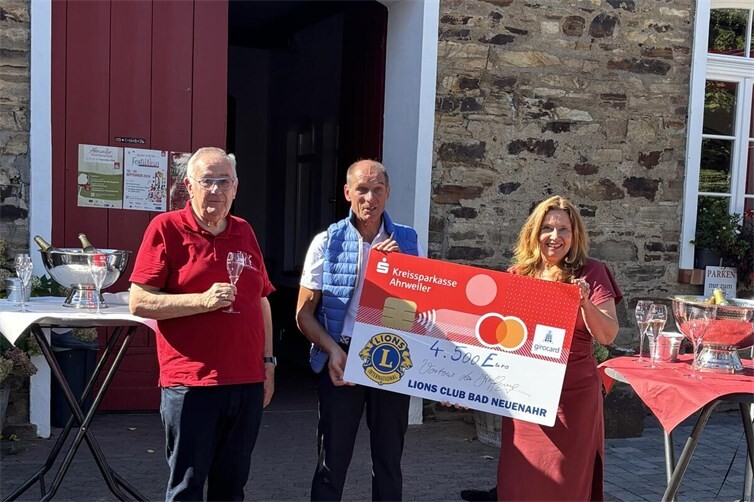 von links nach rechts: Paul Gieler - Weinexperte und Regierungsdirektor a.D., Joseph Nelles - regionaler Sprecher der Vortour - und Stefanie Nießen - Präsidentin des Lions Club Bad Neuenahr