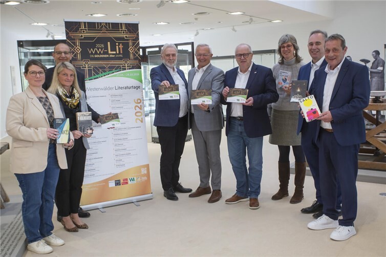 (von links nach rechts): Präsentieren zusammen das neue Programm der Westerwälder Literaturtage 2026 vor: Programmleitung Katharina Roßbach (Der Buchladen, Wissen), Sandra Köster (Wir Westerwälder), Gerhard Grün (Sparkasse Neuwied), Kulturstaatssekretär Prof. Dr. Jürgen Hardeck (Ministerium für Familie, Frauen, Kultur und Integration des Landes Rheinland-Pfalz), Landrat Achim Hallerbach (Kreis Neuwied), Landrat Dr. Peter Enders (Kreis Altenkirchen), Nele van Wieringen (Leitung Keramik Museum), Michael Bug (Sparkasse Westerwald-Sieg), Achim Schwickert (Landrat Westerwaldkreis).
