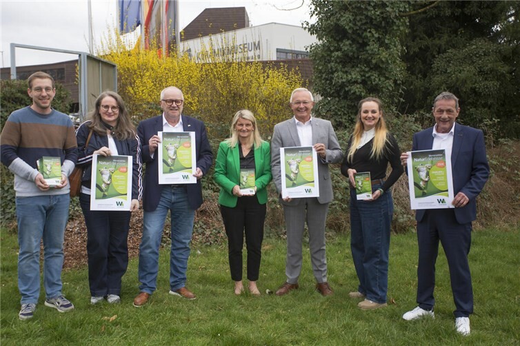 (von links nach rechts): Präsentieren zusammen die Naturerlebnisse 2026: Daniel Paulus (Kreisverwaltung Westerwaldkreis), Barbara Hombach (Agentur 3!, Hachenburg), Dr. Peter Enders (Landrat Kreis Altenkirchen), Sandra Köster (Wir Westerwälder), Achim Hallerbach (Landrat Kreis Neuwied), Janine Sieben (Kreisverwaltung Neuwied), Achim Schwickert (Landrat Westerwaldkreis) Auf dem Bild fehlt Christian Heidtmann ( Kreisverwaltung Altenkirchen).