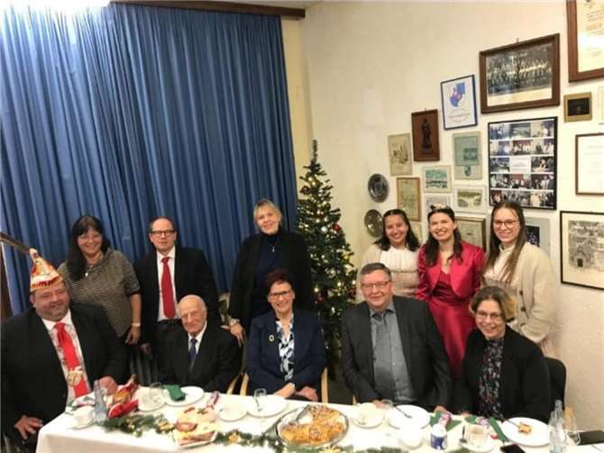 von links nach rechts: Prinz Sebastian Piel, Conny Kurth, Achim Assenmacher, Ehrenvorsitzender Erwin Schumacher, Prinzessin Sandra Junior, Ingrid Derra, Uli Stieber, das Bachemer Weintrio und Melanie Giffels.  Foto:privat