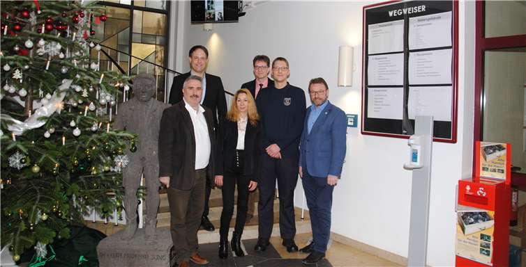 von links nach rechts: Ralf Dietz, Christoph Buttner, Marlete Blang, Andreas Seiler, Stefan Stein und Oberbürgermeister Wolfgang Treis. Foto: Jennifer Bohse/Stadt Mayen