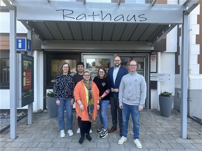 von links nach rechts) Raphaela Günther (Stern-Apotheke – Rengsdorf), Mohamed Osman (Wied-Apotheke – Waldbreitbach), Birgit Baum (Servicestelle Gesundheit), Nadine Botte (Servicestelle Gesundheit), Pierre Fischer (VG-Bürgermeister), Simon Probst (Marien-Apotheke – Waldbreitbach). Foto: David Lehnert