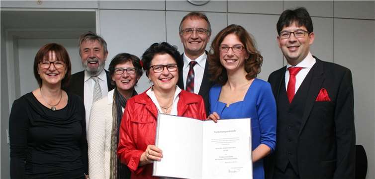 von links nach rechts: Sabine Birkenbach vom Ambulanten Hospiz, der zweite Vorsitzende des Neuwieder Hospizvereins, Peter Oster, Bildungsbeauftragte Heidi Hahnemann, Dr. Ingrid Stollhof, Landrat Rainer Kaul, Ministerin Sabine Bätzing-Lichtenthäler und der Neuwieder Beigeordnete Michael Mang bei der Auszeichnung in Mainz.