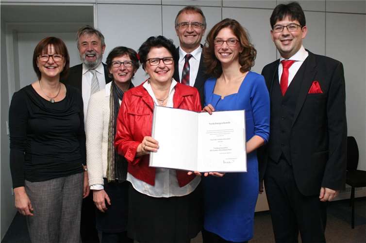 von links nach rechts: Sabine Birkenbach vom Ambulanten Hospiz, der zweite Vorsitzende des Neuwieder Hospizvereins, Peter Oster, Bildungsbeauftragte Heidi Hahnemann, Dr. Ingrid Stollhof, Landrat Rainer Kaul, Ministerin Sabine Bätzing-Lichtenthäler und der Neuwieder Beigeordnete Michael Mang bei der Auszeichnung in Mainz.
