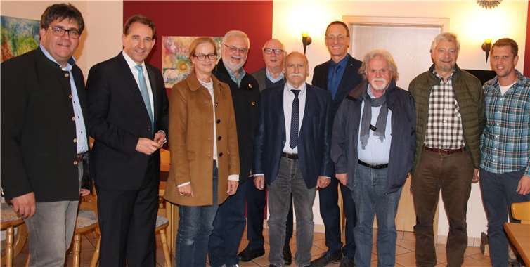 von links nach rechts: Udo Rau (stellv. Fraktionsvorsitzender), Matthias Lammert MdL, Fraktionsvorsitzender), Angela Warkentin (Vorsitzende der Kreisgruppe der Jäger), Klaus Brand (Fraktion), Franz Lehmler (Fraktion), Günter Groß (stellv. Fraktionsvorsitzender, Klaus Bingel (Ausschussmitglied), Bernd Weber (Jäger), Marcel Willig (CDU Kreisgeschäftsführer). Foto: CDU Rhein-Lahn