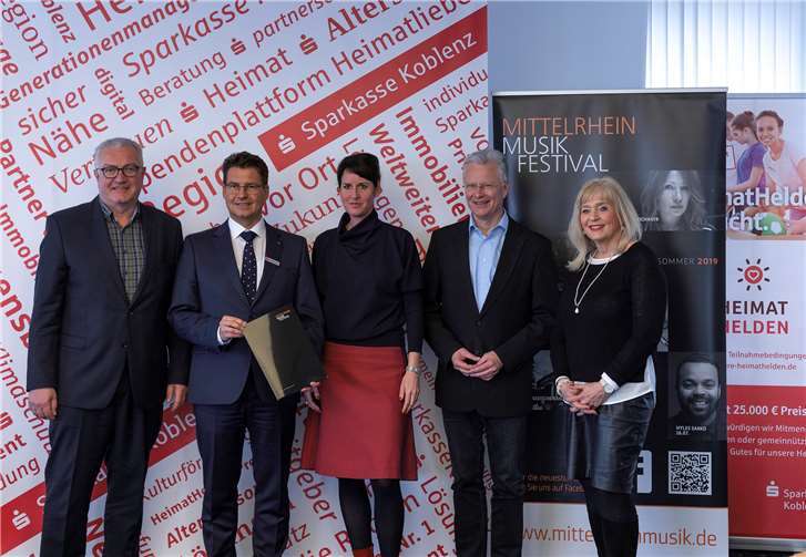 von links nach rechts: Uwe Hüser (Geschäftsführer Mittelrhein Musik Festival gGmbH), Matthias Nester (Vorsitzender Vorstand Sparkasse Koblenz), Sonja Kitz (Festivalleitung), Frank Puchtler (Landrat Rhein-Lahn-Kreis und Verbandsvorsteher Welterbe Oberes Mittelrheintal) und Dr. Margit Theis-Scholz (Kulturdezernentin der Stadt Koblenz)Foto: Mittelrhein Musik Festival gGmbH