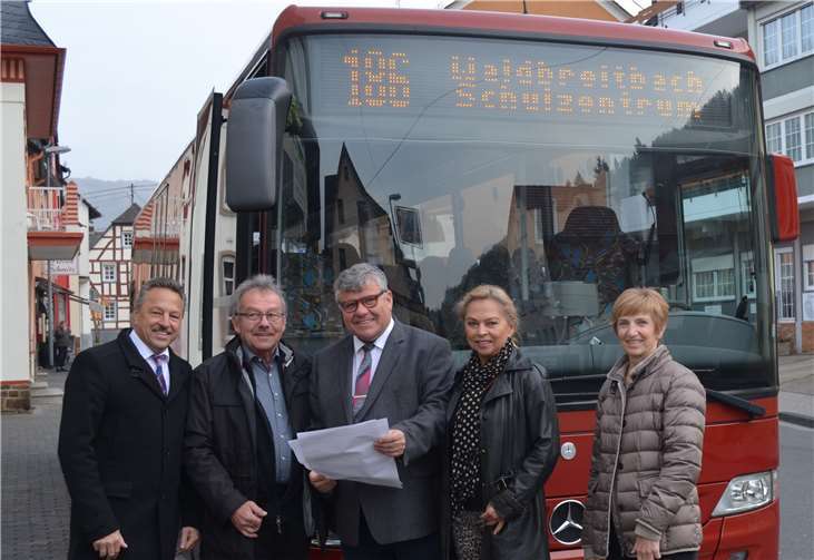 von links nach rechts: Verbandsbürgermeister Hans-Werner Breithausen; Alfons Oehl , Fa. Auto Schmidt, Breitscheid-Hochscheid; 1. Kreisbeigeordneter Michael Mahlert; Helga Zoltowski, Kreisverwaltung Neuwied und Regina Oehl, Fa. Auto Schmidt.