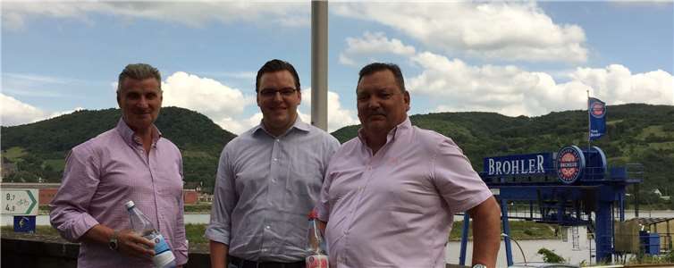 (von links nach rechts): Walter Convents - Leiter Kommunikation und Marketing FC Blau-Weiß Friesdorf David Schilling – Verkaufsleiter Brohler Mineral- und Heilbrunnen GmbH Gerd Schäfer – 1. Vorsitzender FC Blau-Weiß Friesdorf.