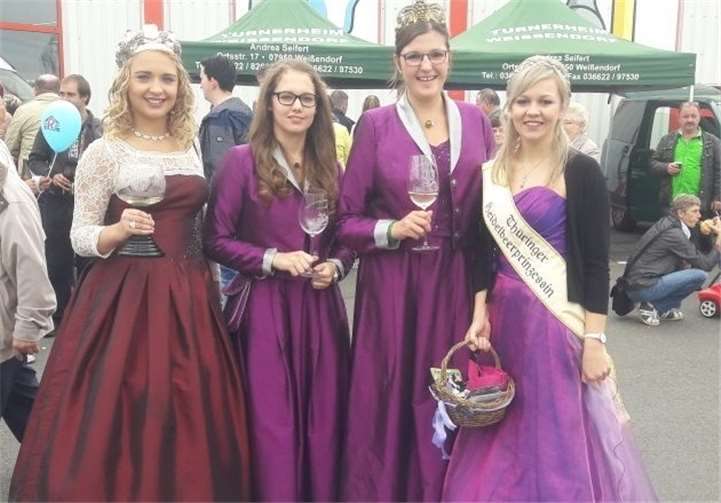 (von links nach rechts, Weinkönigin Anna- Lena, Weinprinzessin Nicola, Weinkönigin Julia, Thüringer Heidelbeerprinzessin Romy)