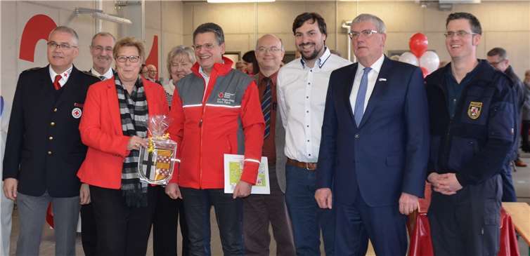 von links nach rechts vordere Reihe: Frank Malotki, DRK-Kreisgeschäftsführer, Petra Kalkbrenner, Bürgermeisterin, Klaus Pipke, Vorstandsvorsitzender DRK-Hennef, Landrat Sebastian Schuster, Christian Diepenseifen, Ärztlicher Leiter des Rettungsdienstes; hintere Reihe: Rainer Dahm, Leiter des Amtes für Bevölkerungsschutz und eine Vertreterin und Vertreter des Kreistages. Foto:Rhein-Sieg-Kreis