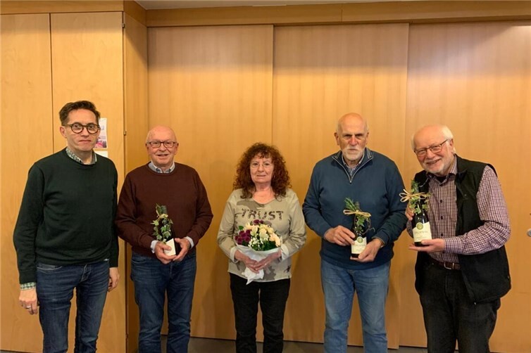 von links nach rechts:Chorleiter Jürgen Rieser, Herbert Pies, Elisabeth Thusek, Reinhold Becker und Willi Mayerböck