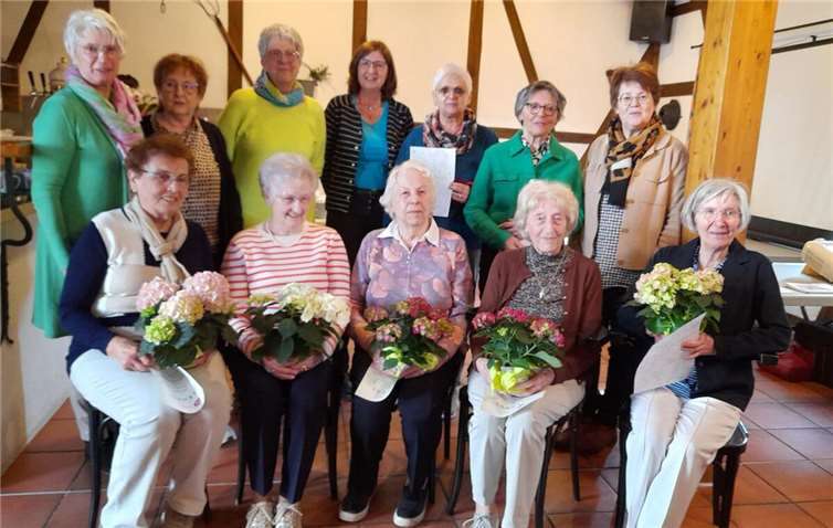 von links sitzend: Marianne Radermacher, Hildegard Nohles, Irmgard Baur, Margot Lemb, Christa Frings. Von links stehend: Hildegard Körtgen, Annelne Korden, Rita Schumacher, Ruth Holbach, Reinhild Rieder, Annemie Esch, Annette Linnarz.  Foto: privat