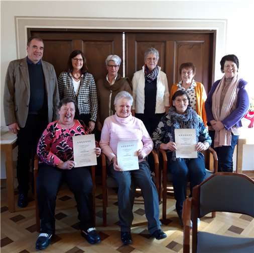 von links sitzend die Jubilarinnen: Gertrud Krump, Lieselotte Beyer, Elfriede Hennrichs,Dahinter von links stehend: Dr. Rainer Justen sowie der kfd Vorstand: Ruth Holbach, Hildegard Körtgen, Rita Schumacher, Annelene Korden, Annette Linnarz  Foto: privat