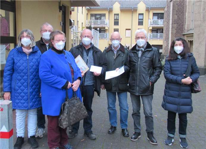 von links und rechts: Renate Cichuttek, Hans Joachim Dedenbach, Reinhild Kobold, Werner Rex, Lothar Scheffel, Lorenz Denn und Motee Spanier. Foto: AWO