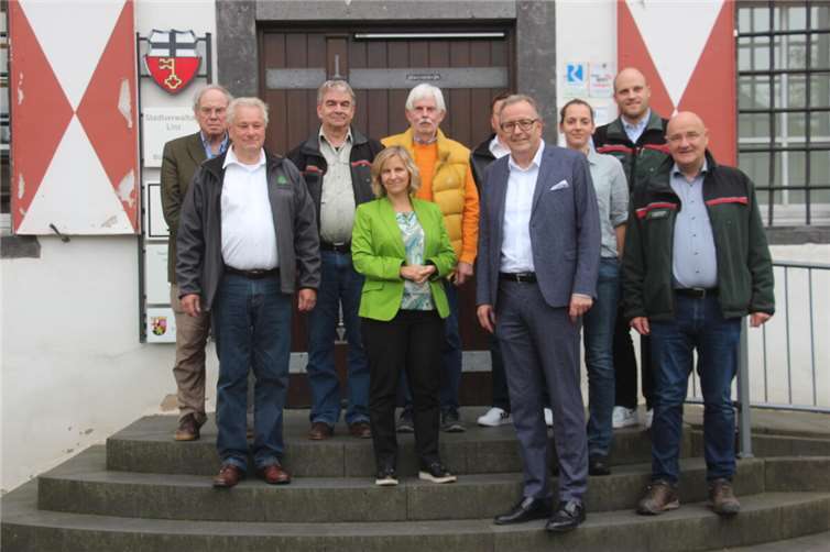 von links vordere Reihe: Uwe Werner 1. Vors., Katrin Eder Ministerin, Helmut Muthers Stadtbürgermeister, Uwe Hoffmann Forstamtsleiter. Von links hintere Reihe: Michael Graf Hoensbroech stellv. Vors., Dieter Steinebach Privatwaldbetreuer, Johannes Müller Privatwaldbesitzer, Martin Werner Geschäftsführer, Lydia Burkhardt Oberste Jagdbehörde, Jan Nalbach.Foto: WBV Konrad Roy-Pogodzik 