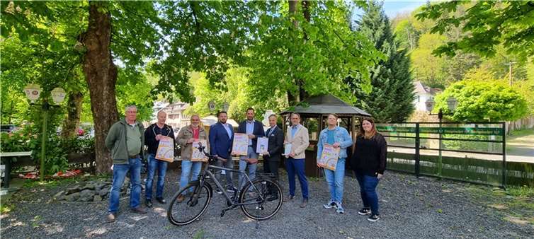 von l.n.r: Detlef Mohr, Ortsbürgermeister Isenburg; Günther Breuer, 1. Beigeordneter Ellenhausen; Heinz Müller, Ortsbürgermeister Ellenhausen; Christoph Mohr, Bürgermeister Stadt Bendorf; Manuel Seiler, Bürgermeister VG Dierdorf; Michael Merz, Bürgermeister VG Ransbach-Baumbach; Oliver Götsch, Bürgermeister VG Selters; René Weiand, VG Selters; Celina Weinert, VG Dierdorf.  Foto: Stadt Bendorf